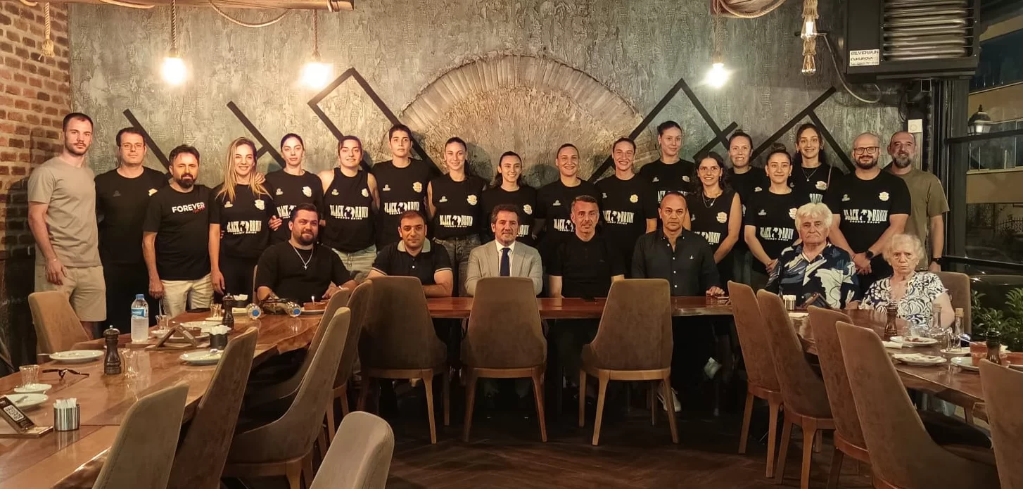 Geçtiğimiz haftalarda sezona start veren Sakarya Voleybol, kaynaşma yemeğinde Baytar Steakhouse'da bir araya geldi,